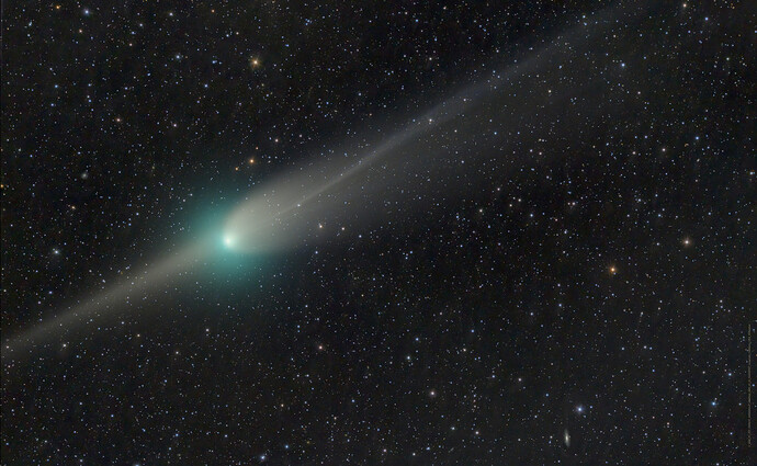 ZTF 彗星：穿过轨道平面