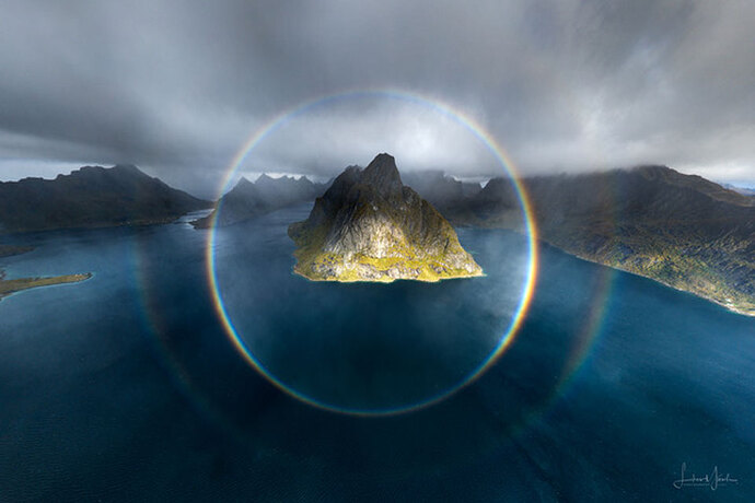 挪威上空的全圆彩虹