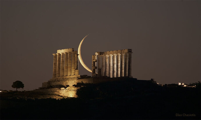 希腊神庙后方的蛾眉月