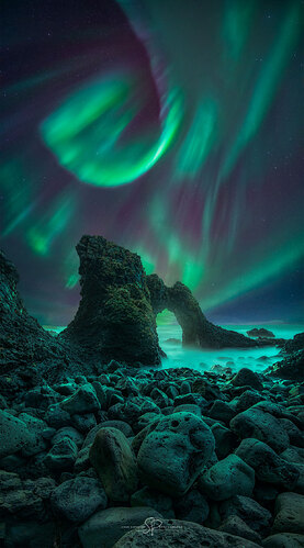 冰岛上空的螺旋极光
